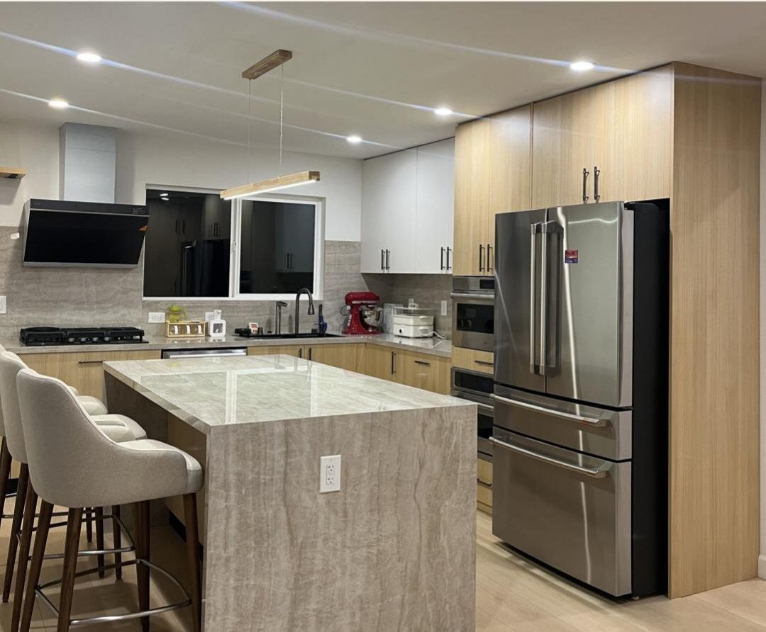 Kitchen with marble island and oak units
